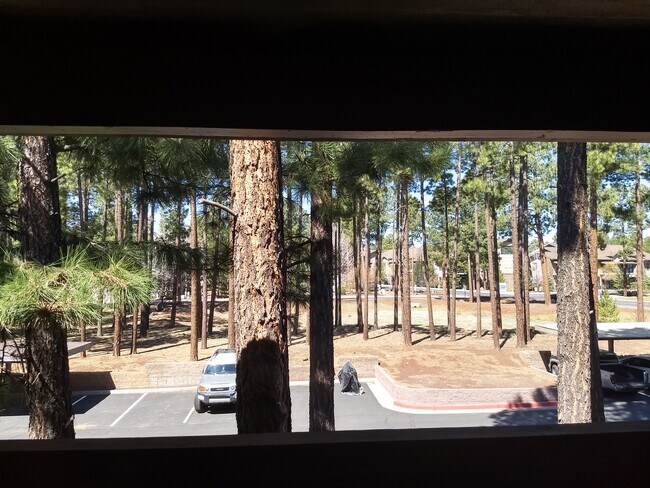 Foto del edificio - 1385 W University Ave