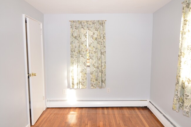 Building Photo - 10 Carson Rd