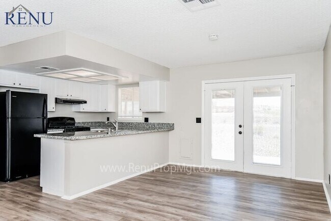 Foto del edificio - AVAILABLE NOW!!