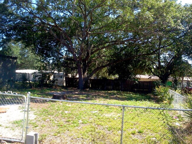 Foto del edificio - 3BR/1BA with HUGE Fenced In Backyard, Lami...