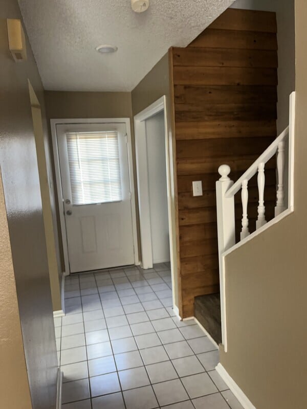 Building Photo - 820 Meadow Glen Ave