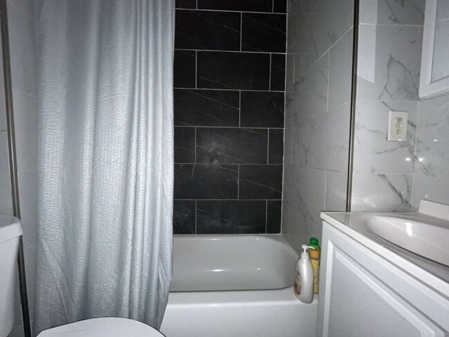 Building Photo - 104 Romaine Ave