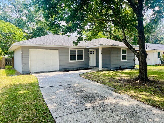 Building Photo - Green Cove Springs bungalow