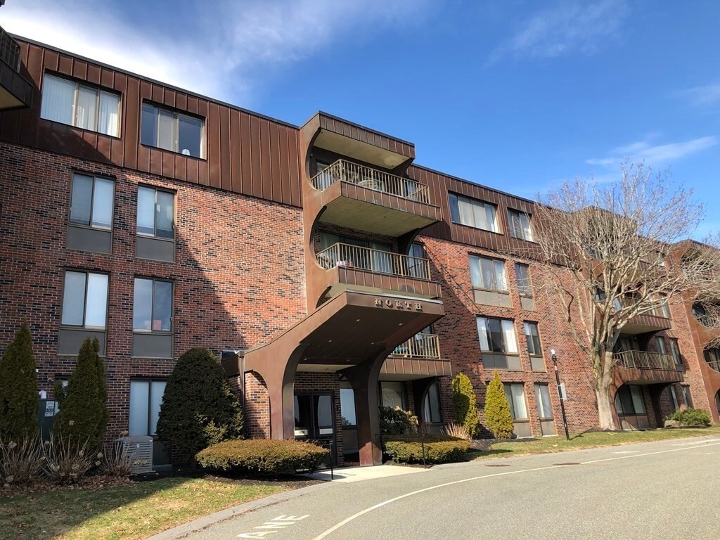 1006 Paradise Rd Unit 1B, Swampscott, MA 01907 Condo for Rent in