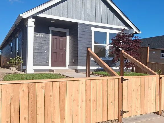 Building Photo - "Charming 3-Bed, 2-Bath Retreat in OR with Cozy 1058 Sq Ft of Comfort!"