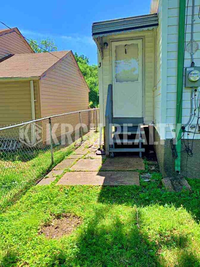 Building Photo - Adorable 2 bedroom, 1 bathroom w/ garage!