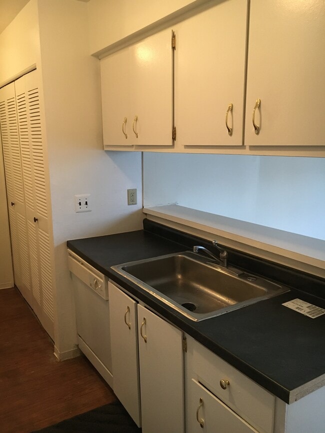 Kitchen - 1595 Wingate Blvd