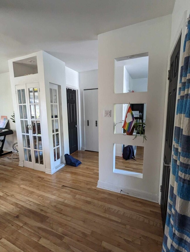 Building Photo - 5148 Av Jeanne-D'arc