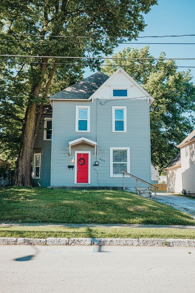 Building Photo - Stunning 5 bed 2 bath House ** Beautiful Upscale Living!!