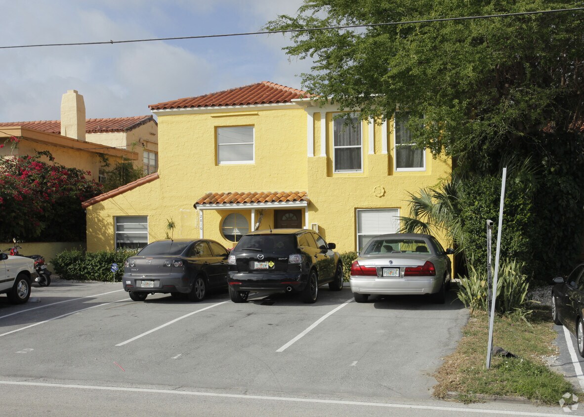 Building Photo - 2816 Pinetree Dr