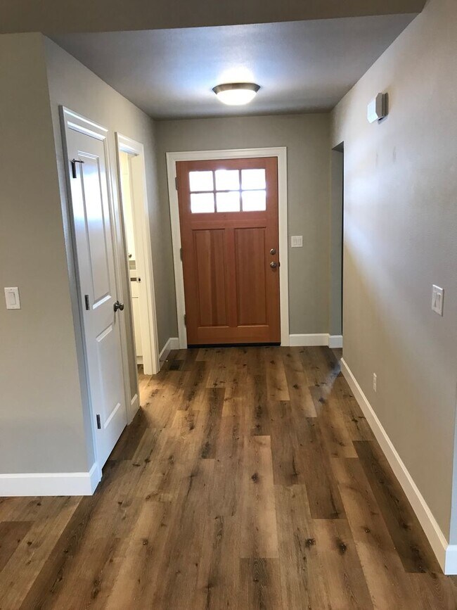 Foto del edificio - 3 Bedroom House in NW Redmond