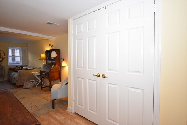 Building Photo - Amazing Junior One Bedroom in the Heart of...