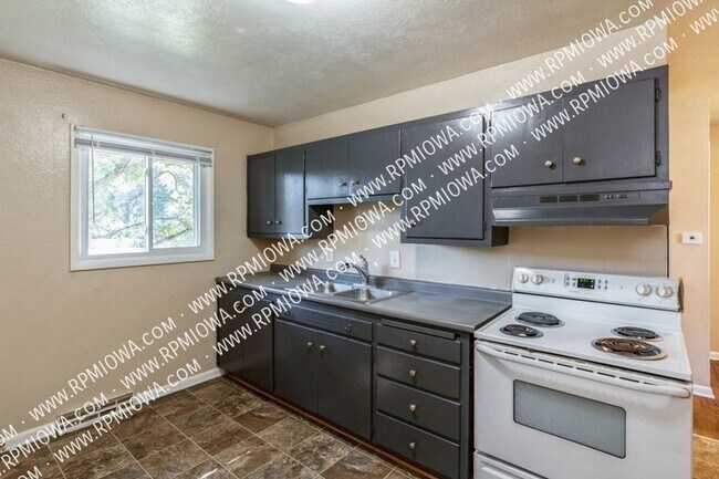 Building Photo - COZY 2 Bed, 1 bathroom Duplex nestled in t...