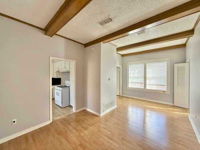 Foto principal - Coming Soon! 1 Bed 1 Bath at Broadway Apar...