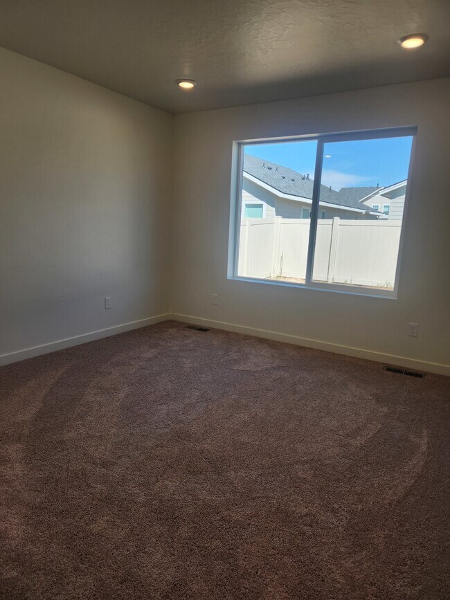Building Photo - Coming Soon! 3 Bed, 2 Bath Home with Grani...