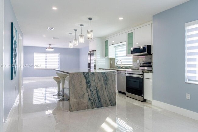 Building Photo - 3425 SW 69th Ave