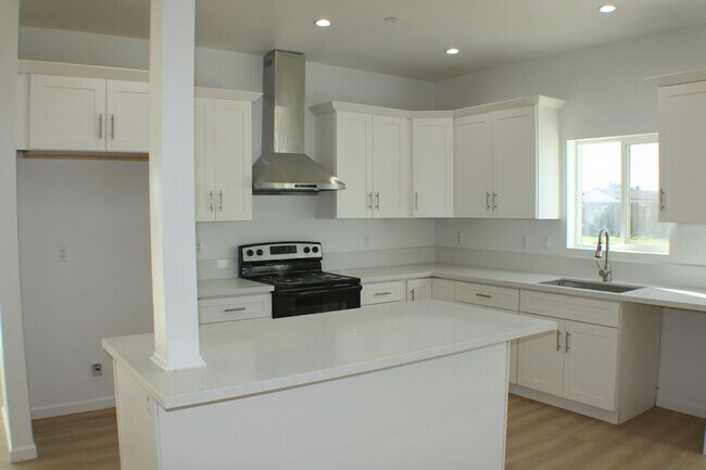 Foto del edificio - Brand New -4BD + 2BTH Solar-Powered Home