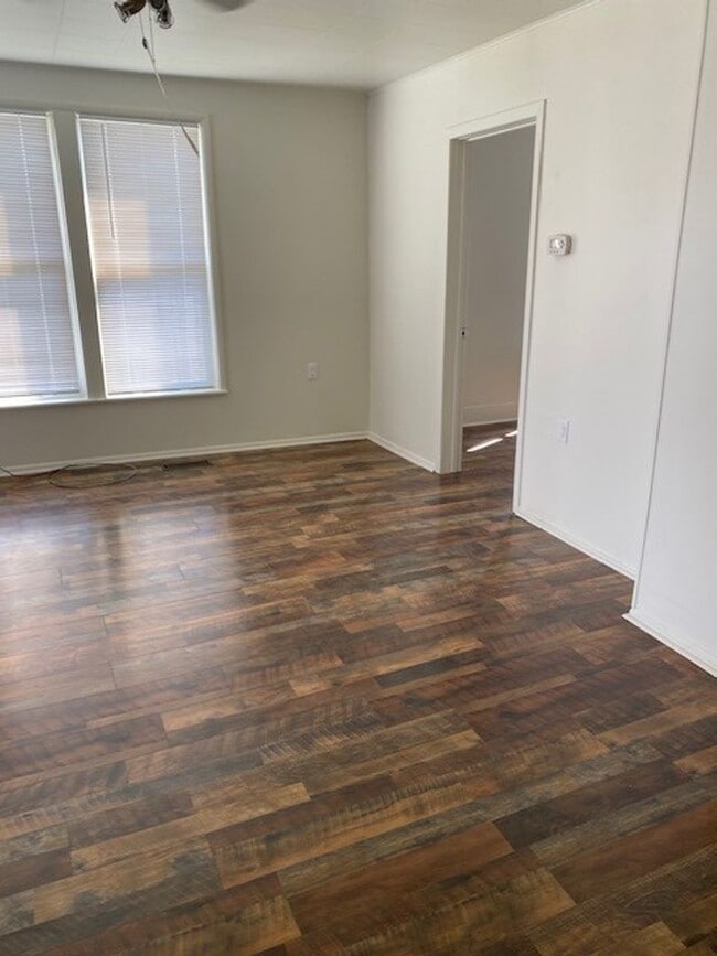 Building Photo - 27 8th Ave W