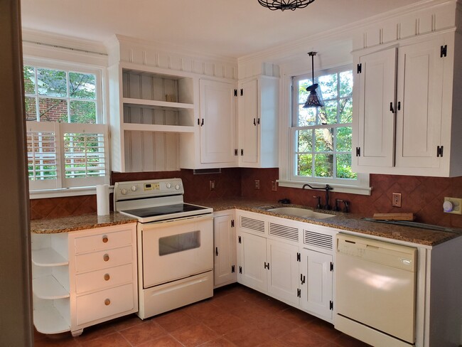 Bright Kitchen - 415 10th St NW