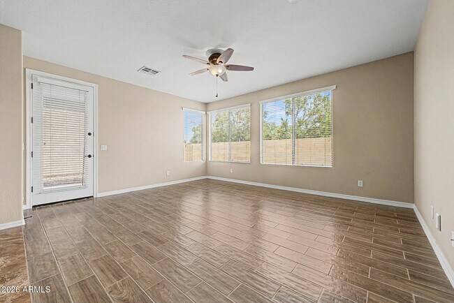 Foto del edificio - 15155 N 145th Ave