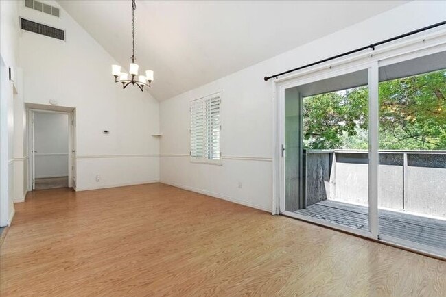 Foto del edificio - FOOTHILL 3 bed 2 bath Condo with Pool