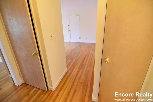 Building Photo - 74 Parkman St