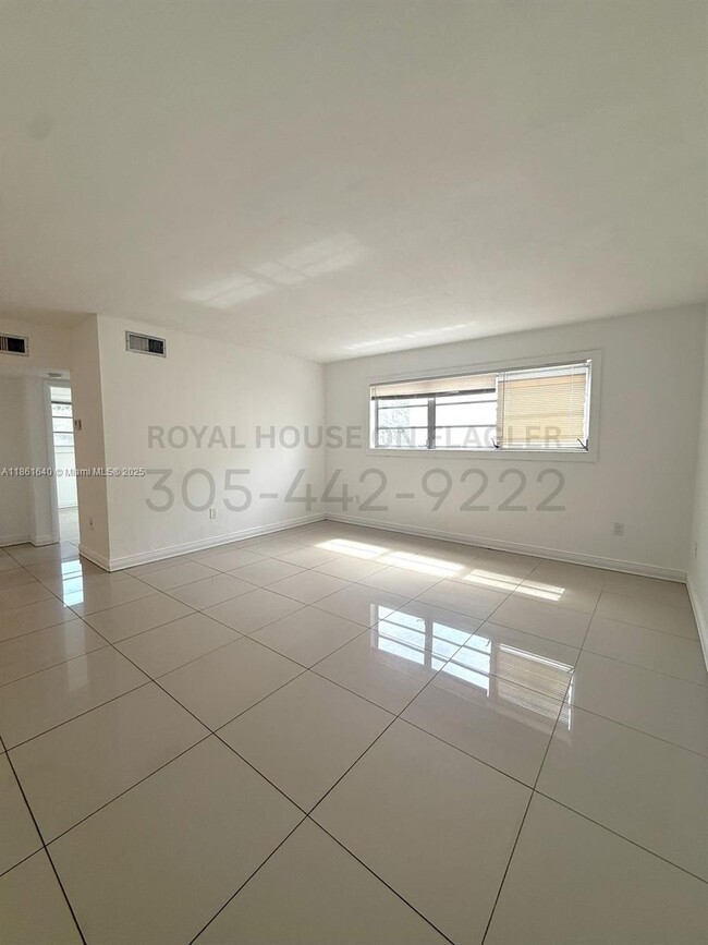 Foto del edificio - 4410 W Flagler St