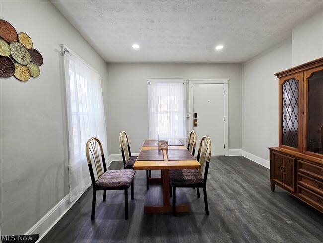 Building Photo - 10415 Bernard Ave