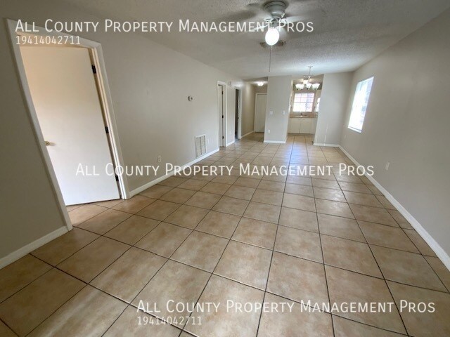 Building Photo - Near SRQ and Colleges/Pet Friendly/Great L...