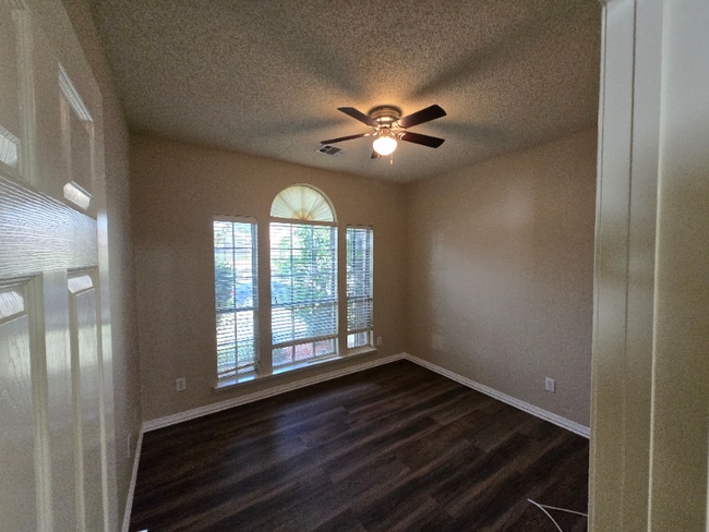 Foto del edificio - 2820 Golden Meadow Ave