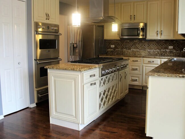 Foto del edificio - 2412 Woodlake Ct