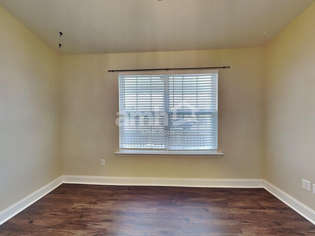 Foto del edificio - 230 Barberry Ln