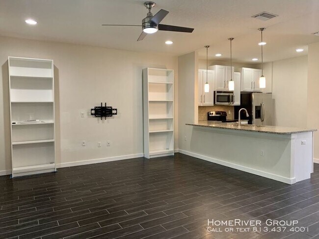 Building Photo - Beautiful 3b/3b Townhome!