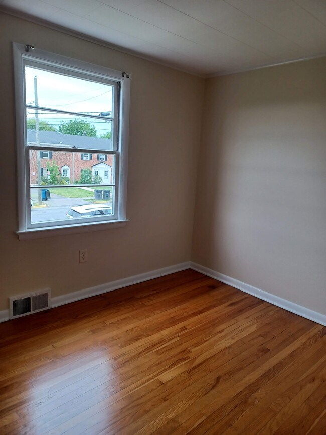 Building Photo - 222 E Whitlock Ave