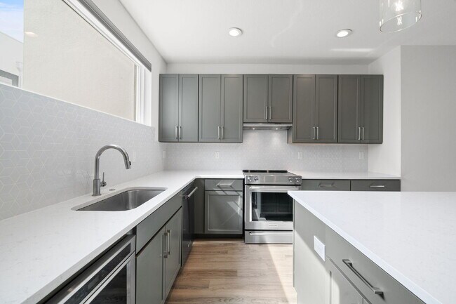Foto del edificio - BEAUTIFUL Townhome For Rent in Downtown St...