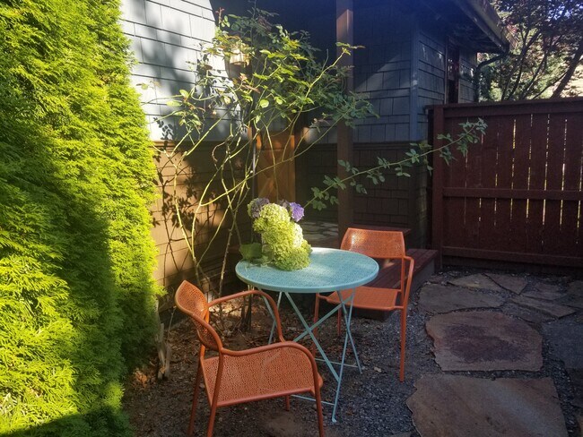 Apt courtyard - 1524 Brawne Ave NW