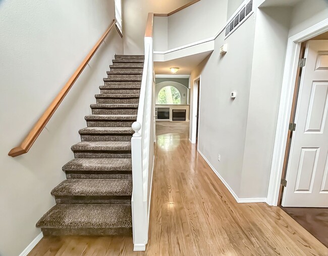 Building Photo - 3 bed/2bath Spacious Home with Soaring Ceilings and Main-Level Primary Suite