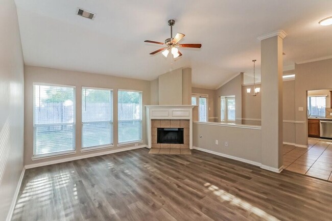 Foto del edificio - 9806 King Arthur Ct