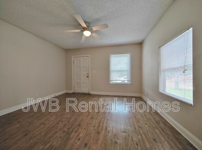 Building Photo - 653 Melba St