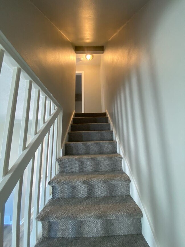 Foto del edificio - Rent $925; 2 Bed Duplex