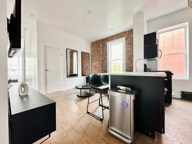 Foto del edificio - Furnished room/NOT APARTMENT
