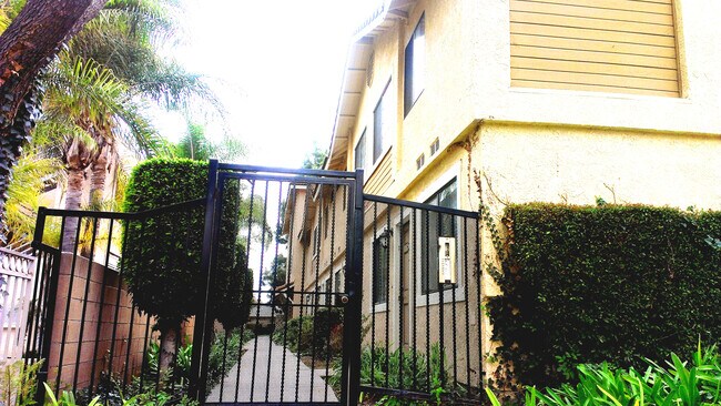 Side Gate - 5821 Kingman Ave