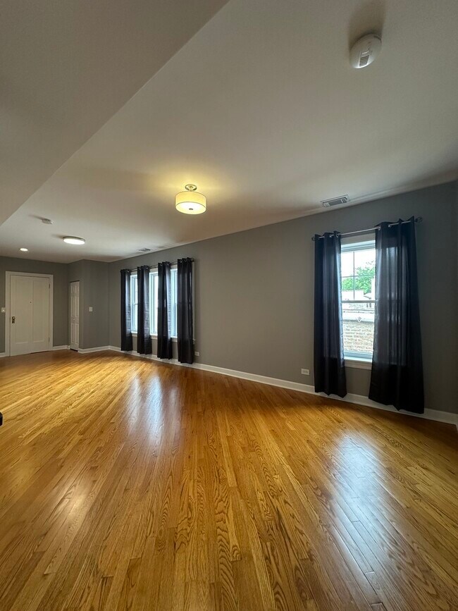 Foto del edificio - 5643 N Artesian Ave
