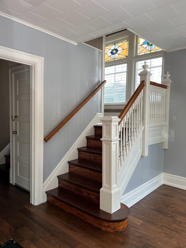Foyer - 572 Bird Ave