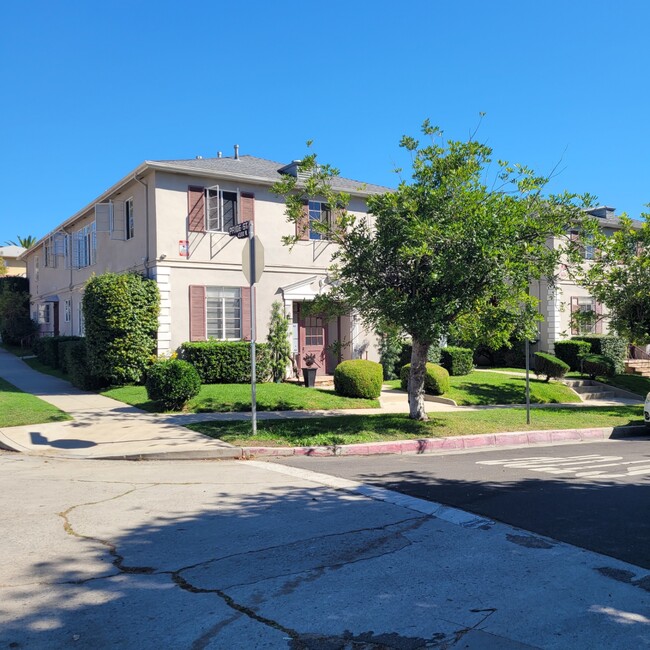 Peaceful Courtyard Building - 2040 N Hoover St