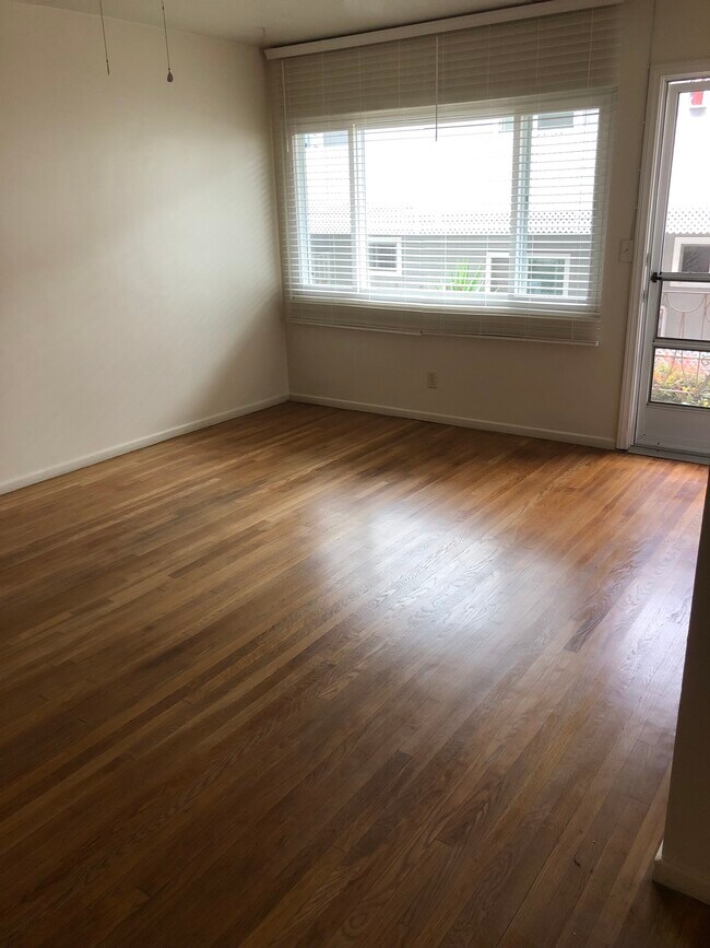 Sala de estar - 1010 E Imperial Ave