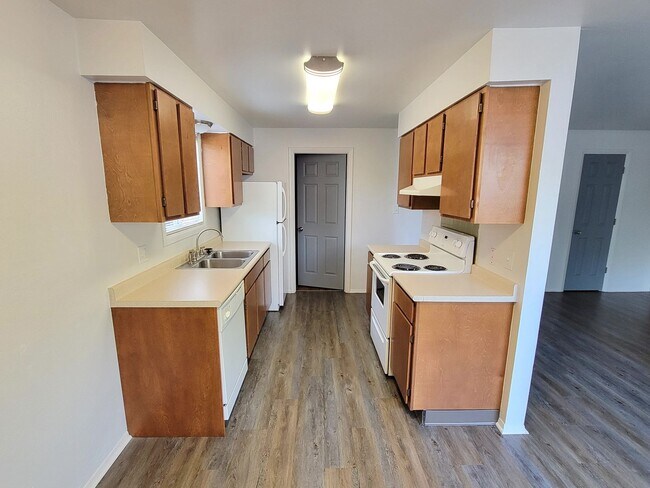 Foto del edificio - 2-bedroom, 1-bath apartment with laundry