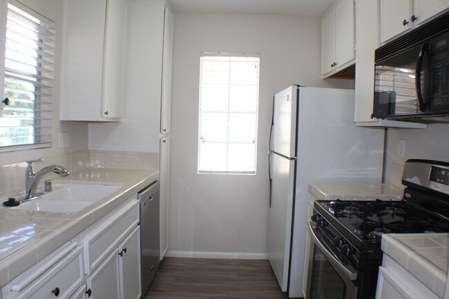 Building Photo - Dual Master 2B/2BA w/ Washer/Dryer, Reserv...