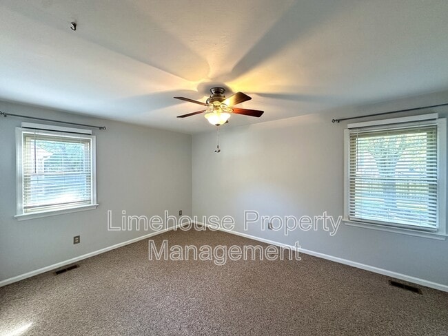 Building Photo - 4033 Kalona Rd