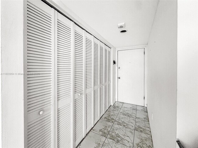 Foto del edificio - 2000 NE 135th St